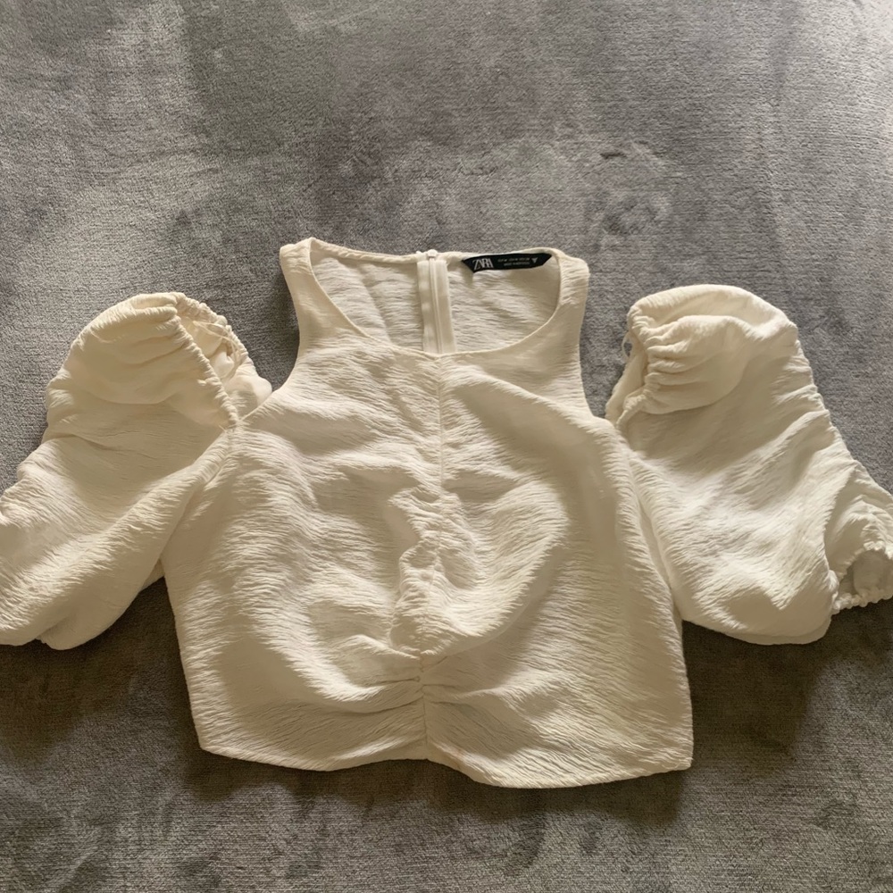 Zara White Cropped Blouse with Scrunch in center